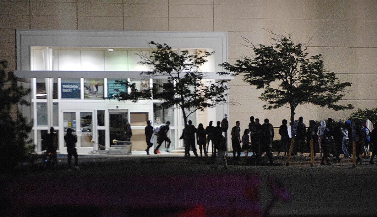 Photos Bloomington Police Stop Looters At Eastland Mall Local News Pantagraph Com