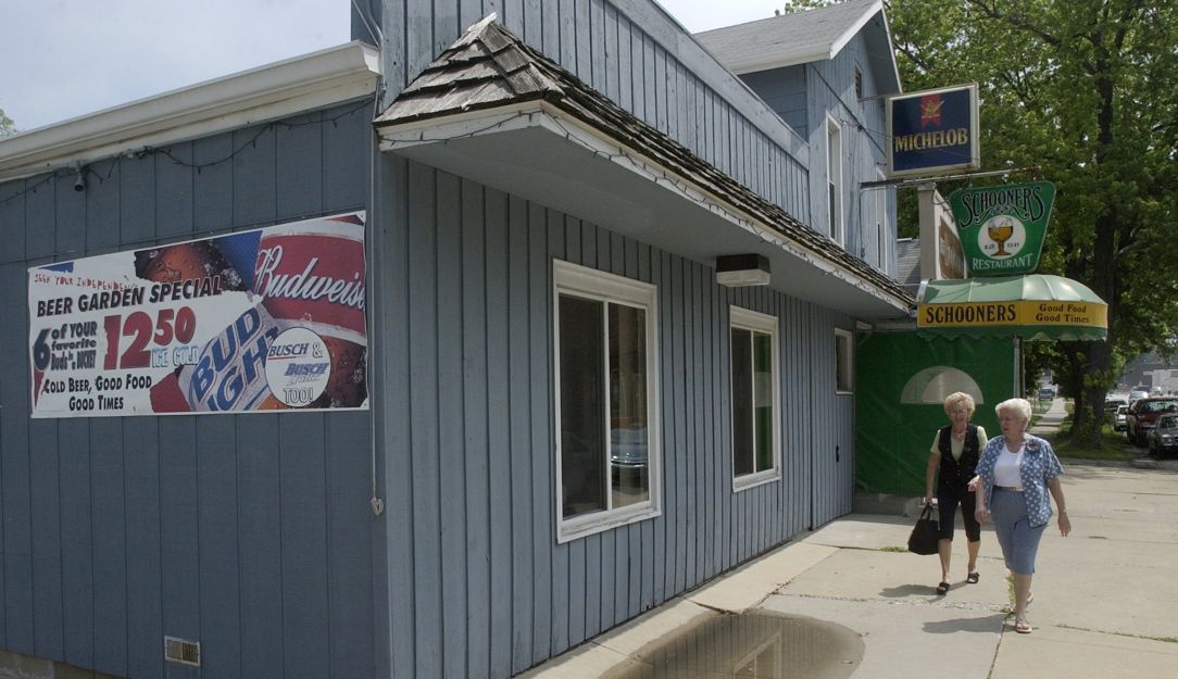 Schooner's, Bloomington