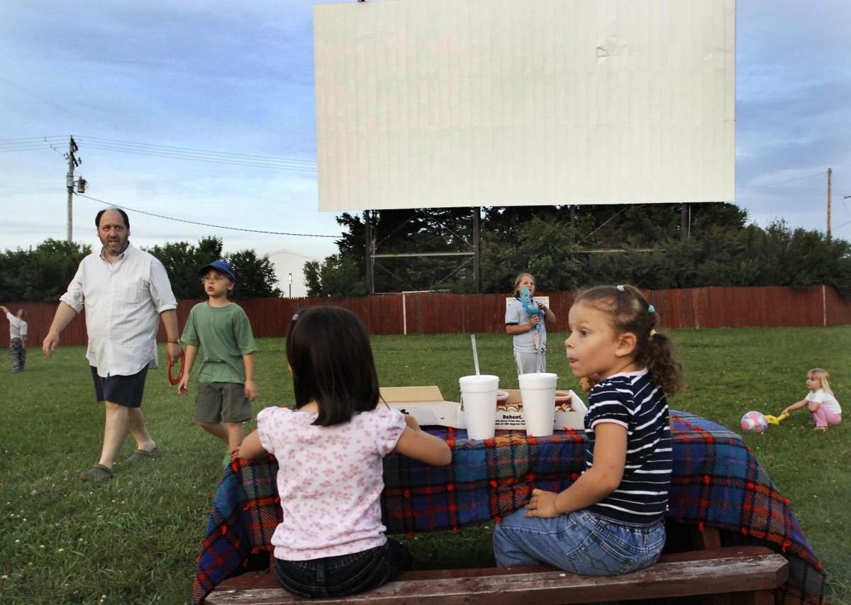 Movies Under The Stars The 11 Drive In Theaters Of Illinois Movies Pantagraph Com Find a movie theater in illinois. drive in theaters of illinois