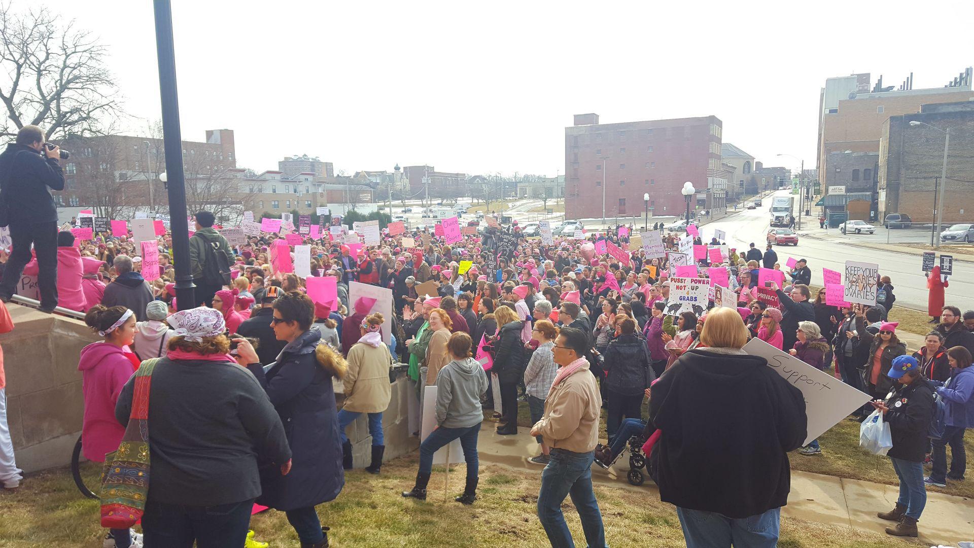 Rally In Support Of Planned Parenthood Draws 1 000 Local News Pantagraph Com