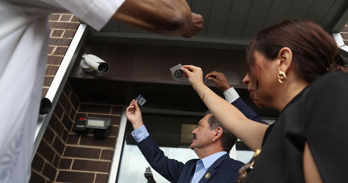 Illinois Dems, immigration advocates denied entry into ICE processing center