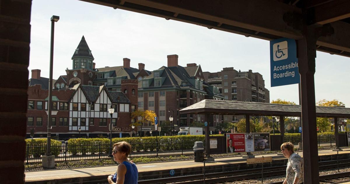 Riders, commuters pay tribute to beloved West Chicago Metra conductor