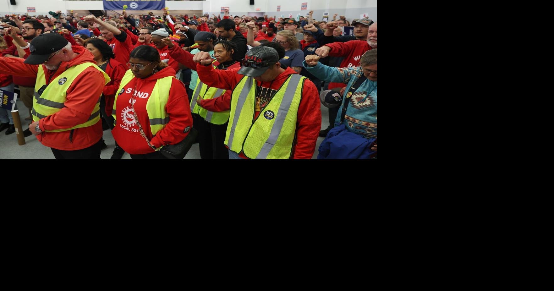 汽车工人与UAW主席、当地领导一起在芝加哥福特工厂举行集会