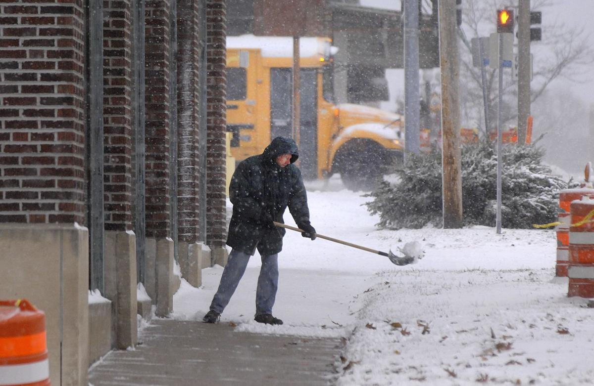 Bundle Up Cold Temps Sticking Around Central Illinois After Winter Storm Local News Pantagraph Com