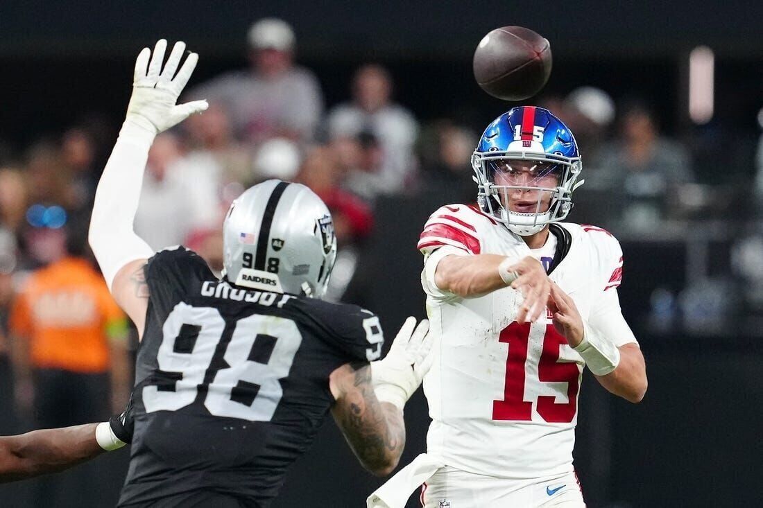 Raiders roll past Giants 30-6 to give Antonio Pierce a win in his debut as  interim coach