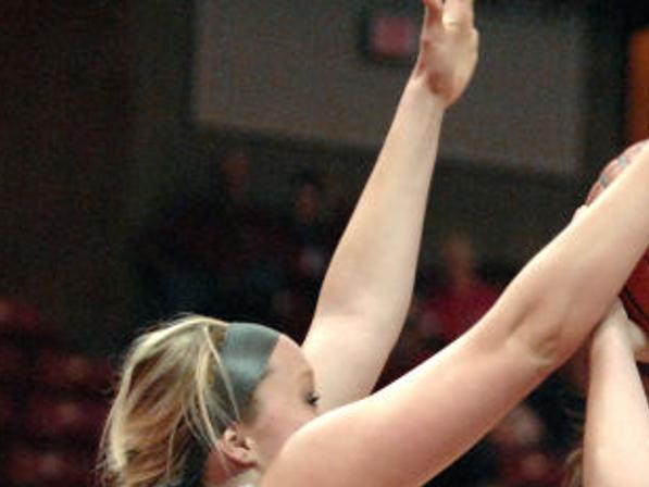 Isu Junior Gebhardt Fights Through Knee Pain Women S College