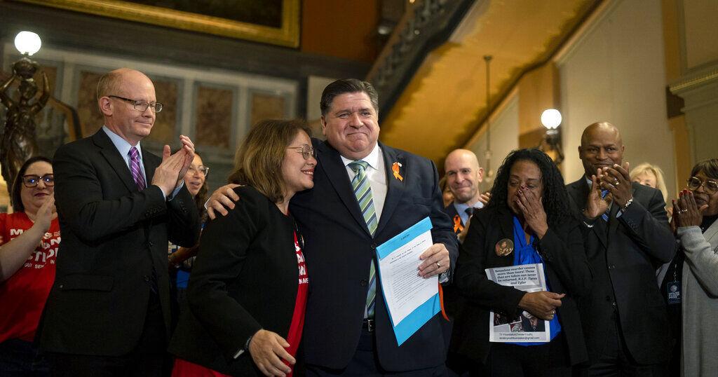 Lawyers, guns and money: A look back at 2023 in Illinois politics, government - Vimarsana News