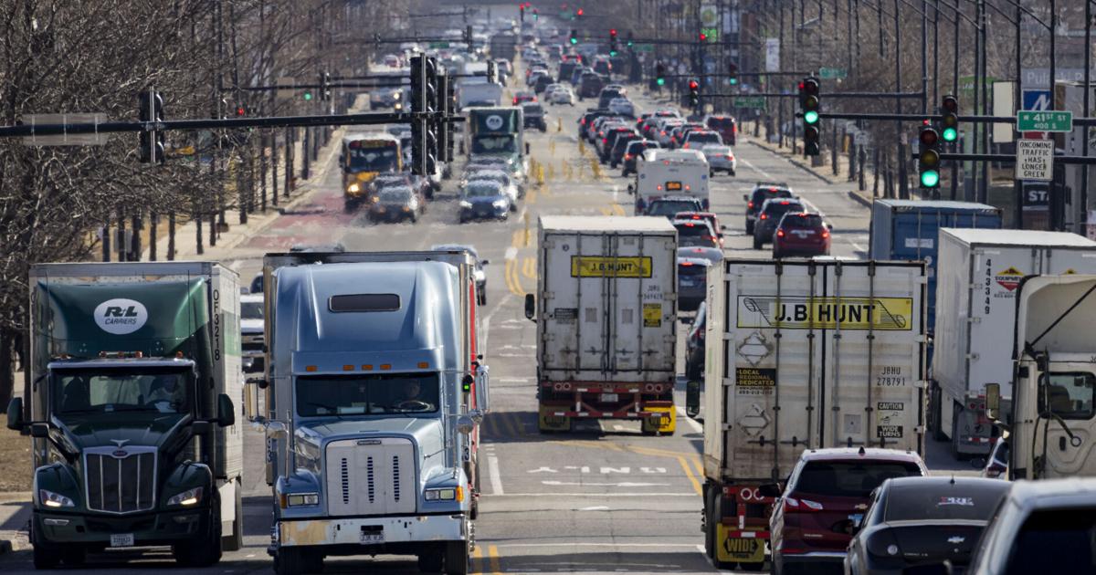 Stricter truck pollution rule would prevent 500 deaths a year in Chicago region, study shows