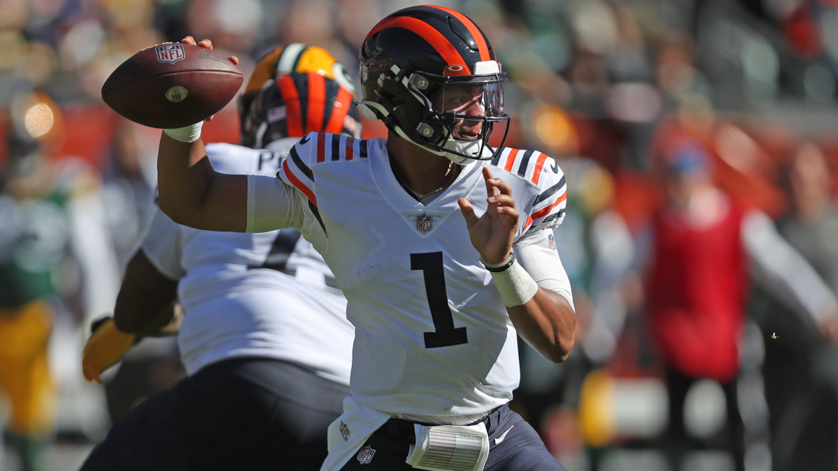 Chicago Bears linebacker Jack Sanborn (57) runs after the ball