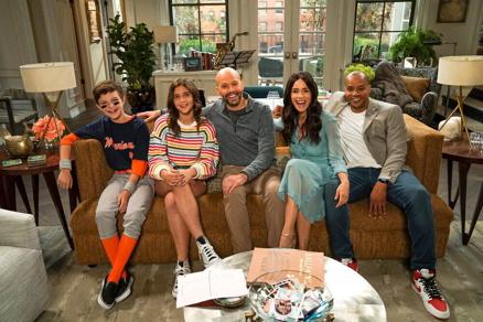 Jon Cryer tries an 'Extended Family' for laughs - Vimarsana News