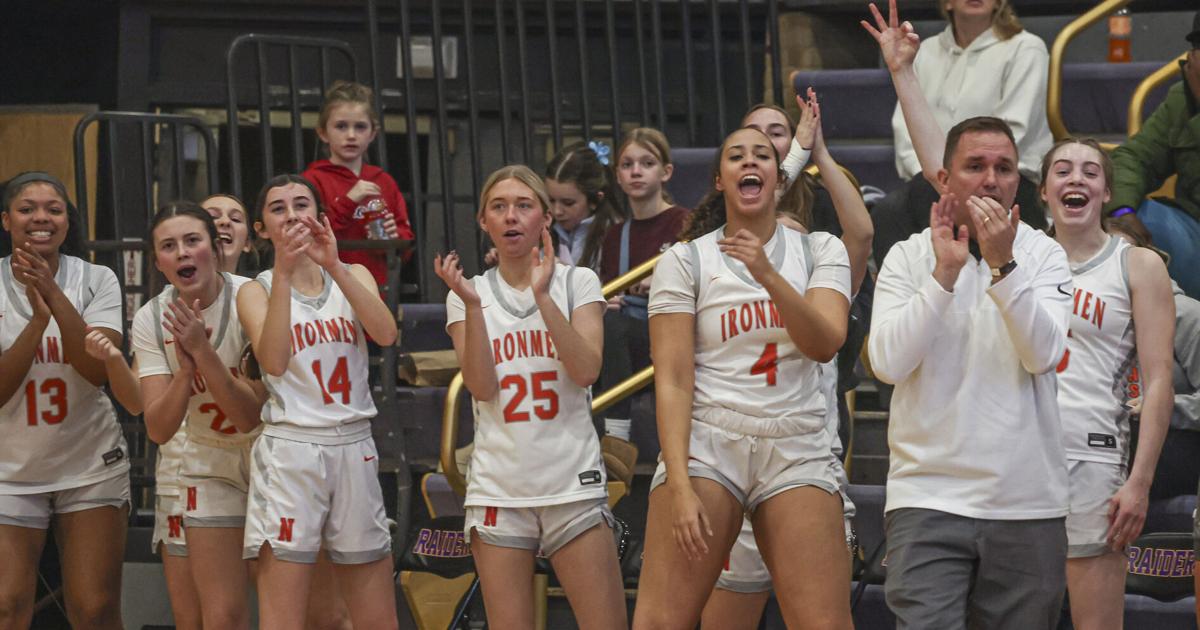 Bench Cheer bench cheer 1 122723.JPG
