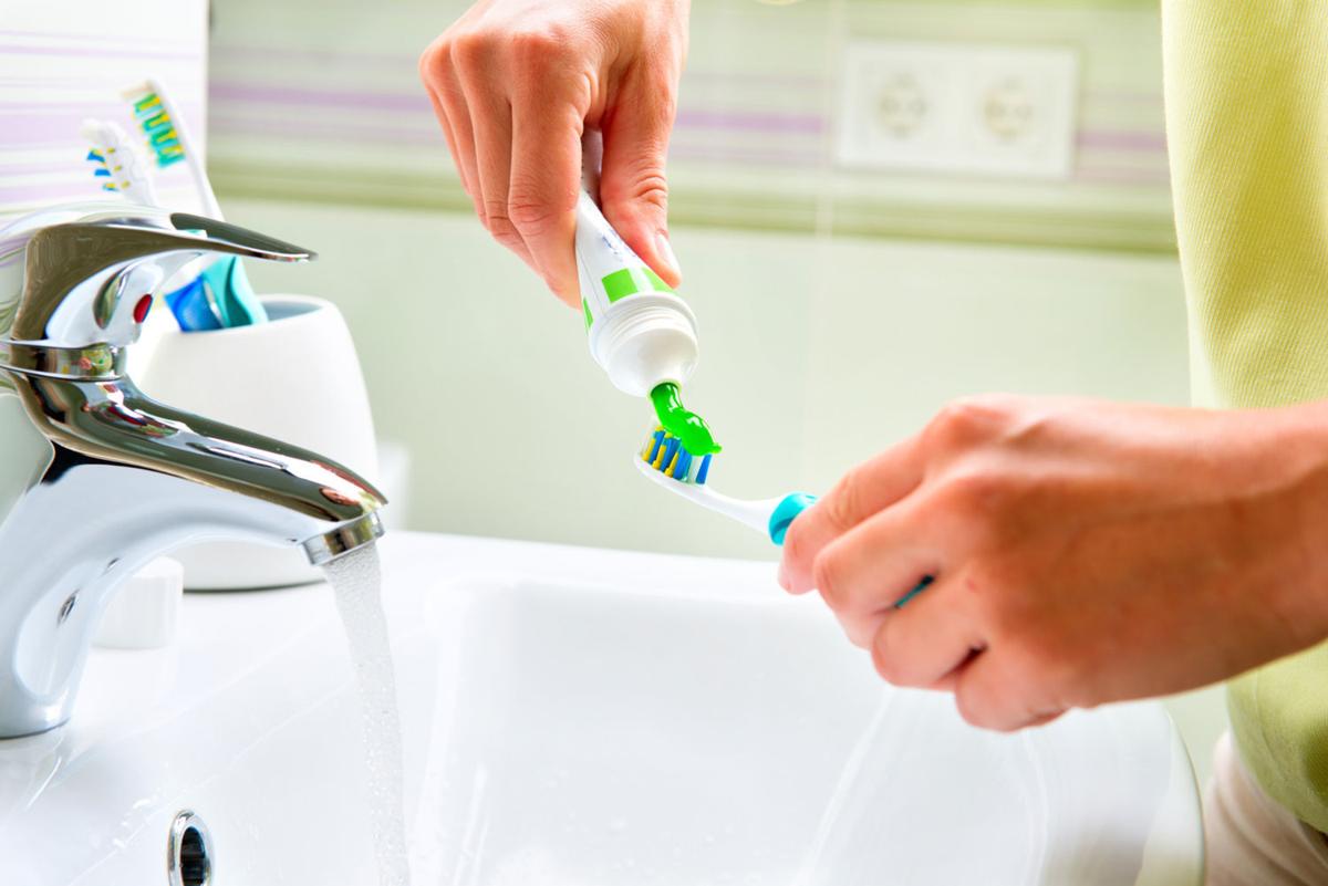 conserve water brushing teeth