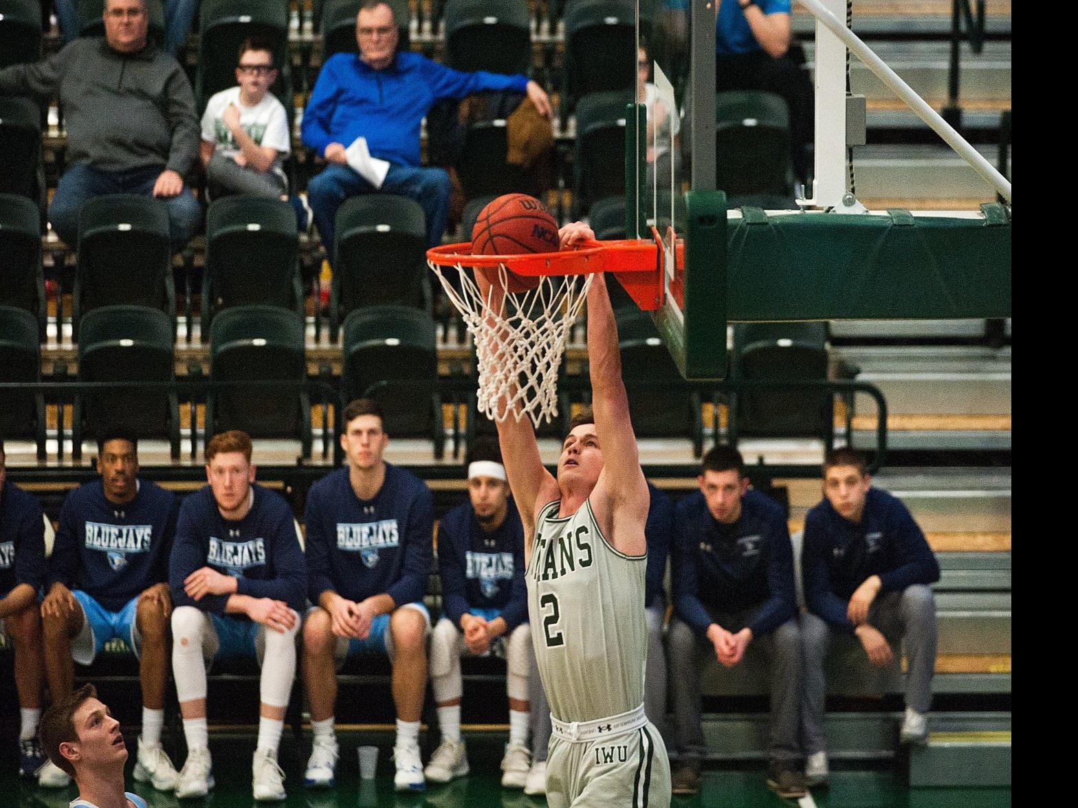 Illinois Wesleyan Basketball Knocks Off No 17 Elmhurst Illinois
