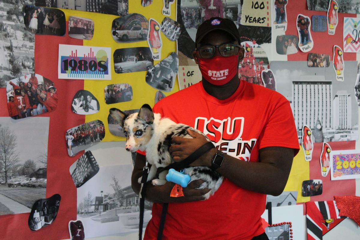 Benny der Hund besucht das Office of Residential Life der ISU