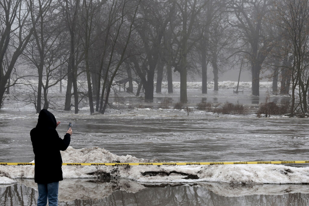 Evacuations underway in NE Illinois after ice jam break on river causes