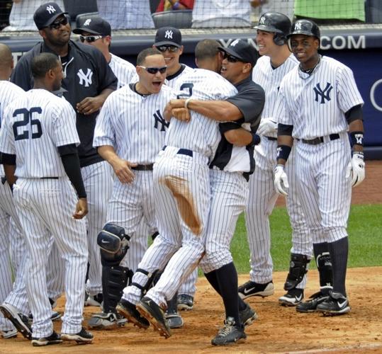 Jeter goes 5-for-5, gets 3,000th hit in dramatic fashion