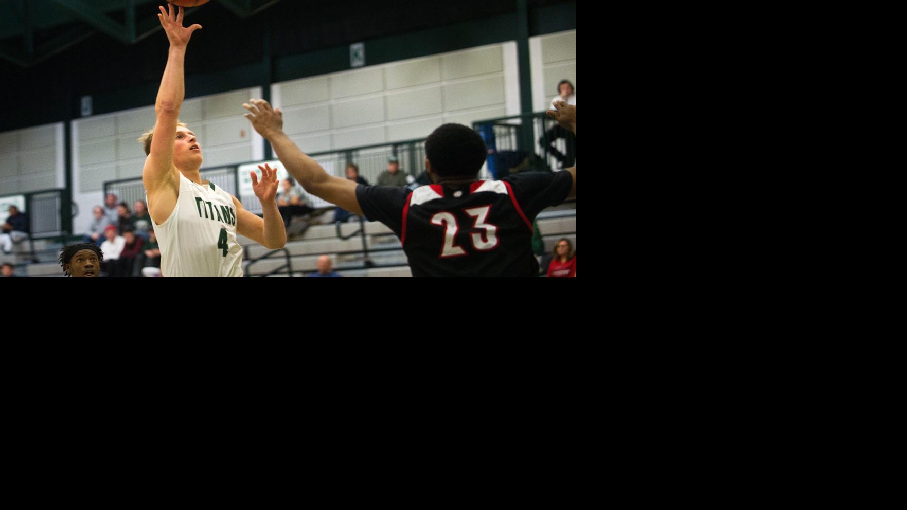 Illinois Wesleyan S Luke Yoder Cciw Freshman Of Year Matt Leritz First Team All Star Illinois Wesleyan Pantagraph Com