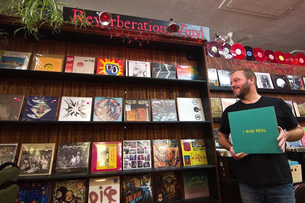 Vinyl Strikes Right Note Among Music Fans Music Pantagraph Com