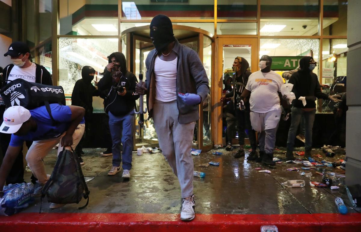 Photos Rioting And Looting In Chicago On Saturday In The Aftermath Of George Floyd S Murder Pantagraph Com