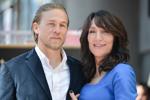 Charlie Hunnam, Katey Sagal