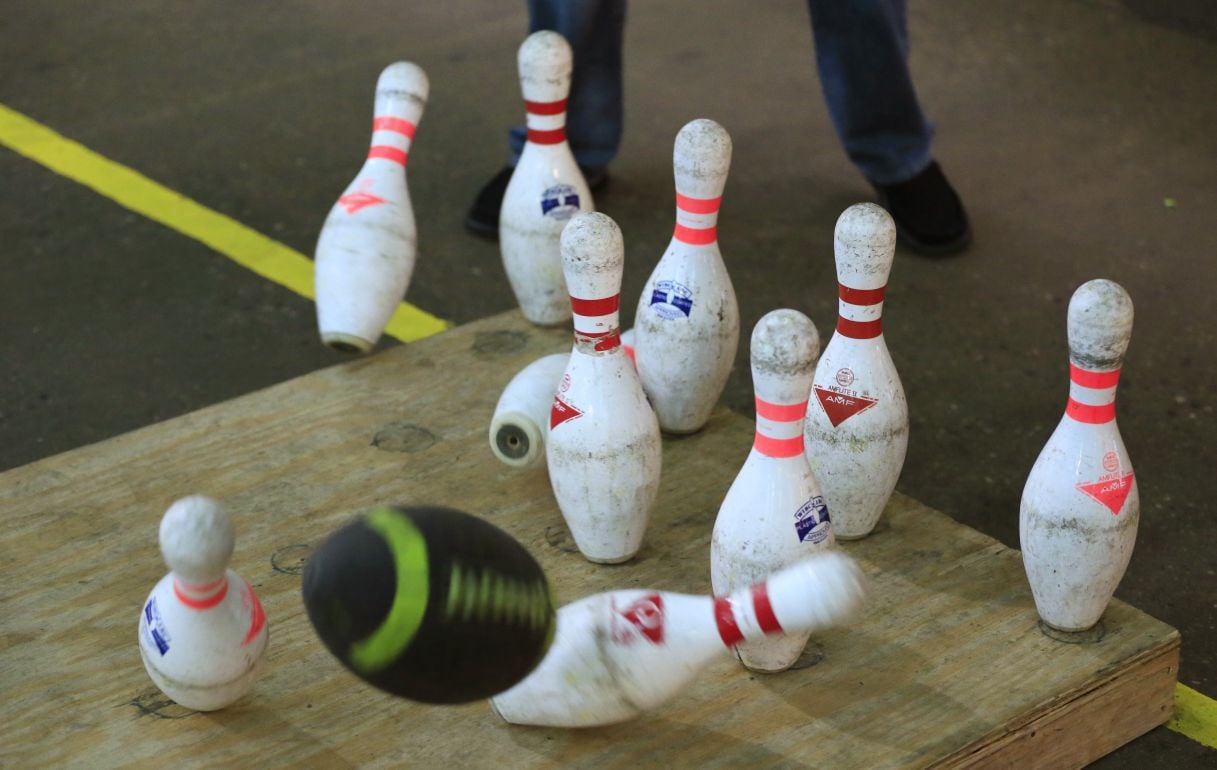 set of 10 TEN PIN BOWLING PINS Great for Lawn Bowling Fowling Target Practice 