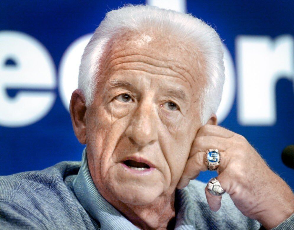 Brewers announcer Bob Uecker honored for 50 years behind mic