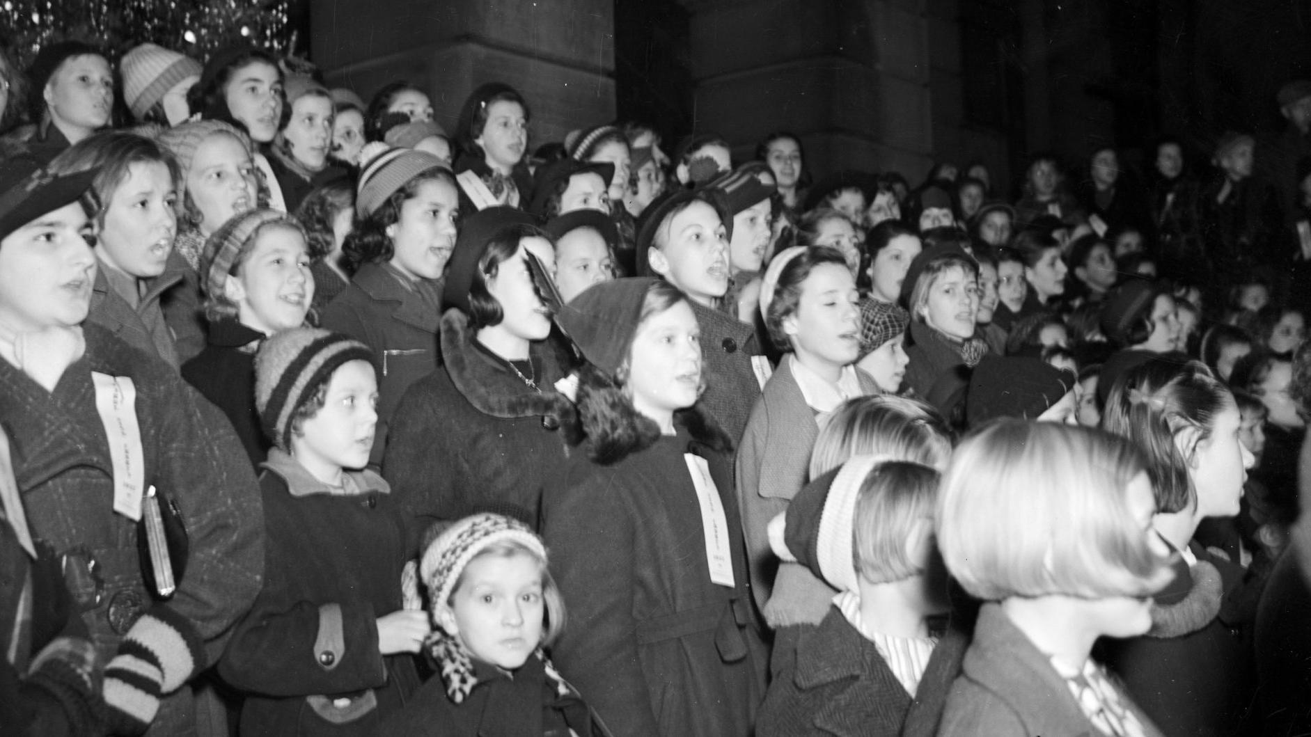 Pieces from our past: Crowds scramble for free fowl on Turkey Day in downtown Bloomington - Vimarsana News