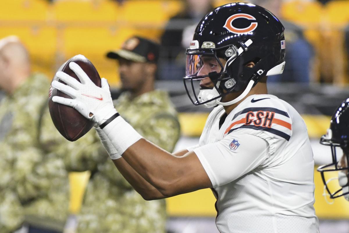 Chicago Bears defensive end Trevis Gipson (99) runs off the field at  halftime of an NFL