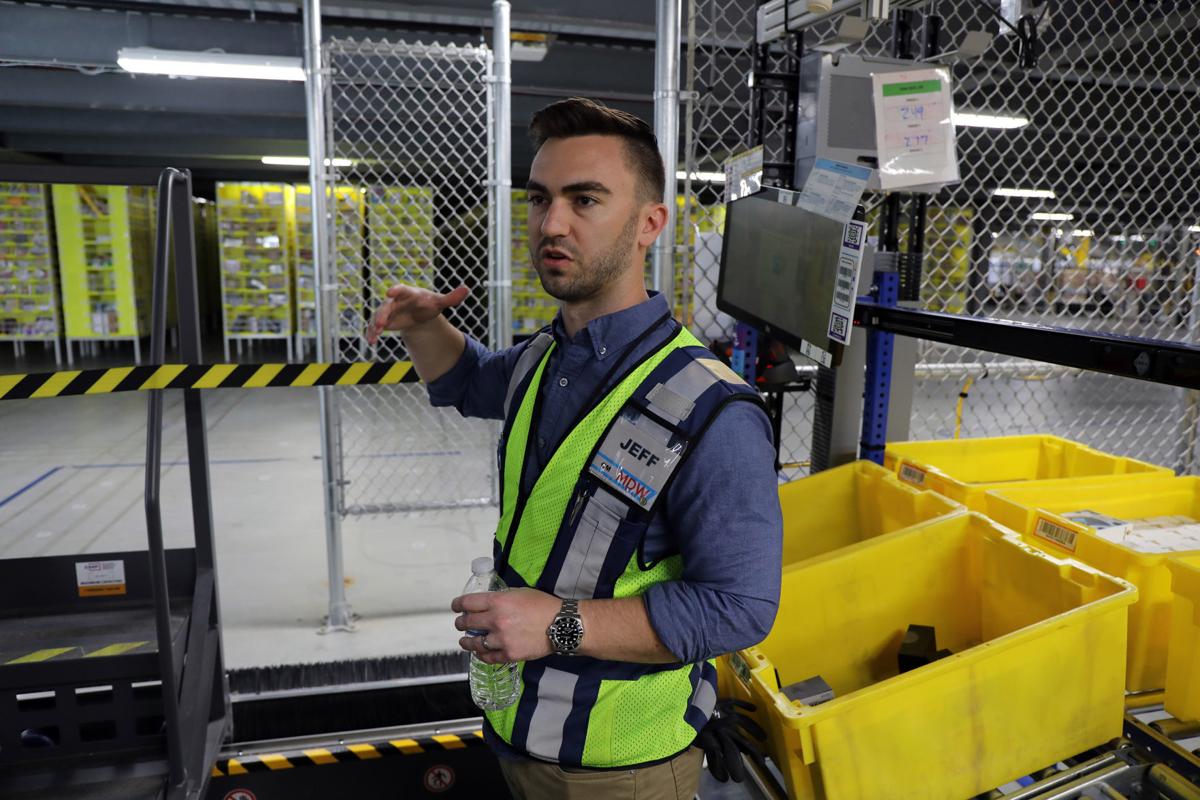 Robots Work Alongside Humans In Illinois Amazon Warehouse For The First Time State And Regional Pantagraph Com