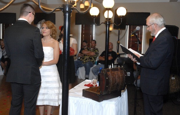 Retired Judge Presides Over His 1 000th Wedding Local News Pantagraph Com