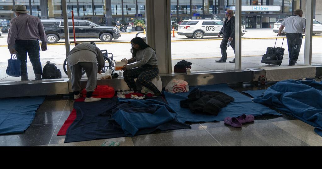 芝加哥在机场等待庇护所和帐篷的时候，暂时留住了数百名移民。