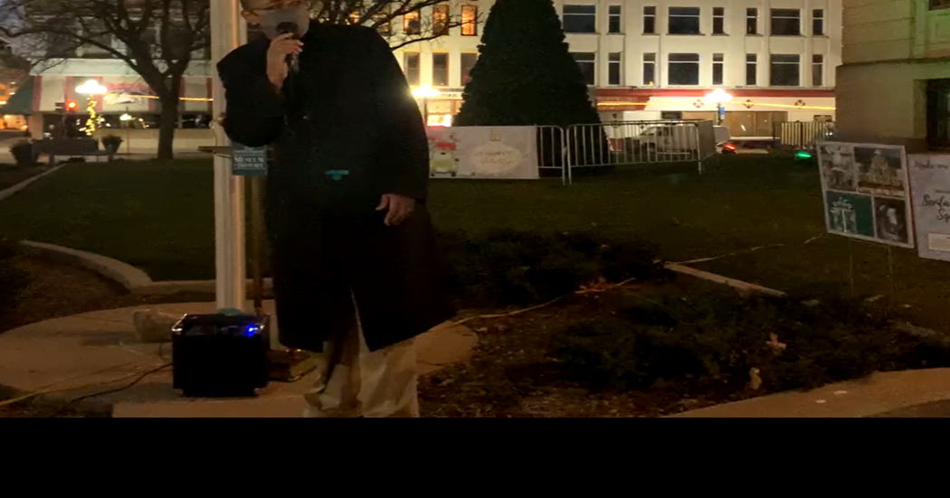 Tree lighting ceremony happening in downtown Bloomington