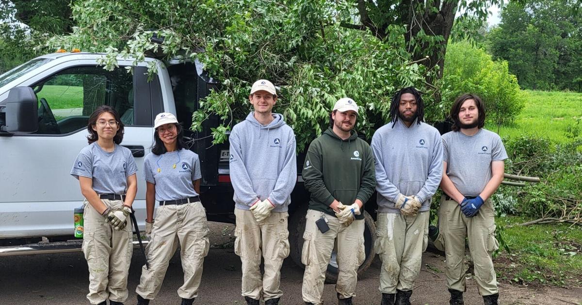AmeriCorps team removing invasive plants at Lincoln Log Cabin, other sites