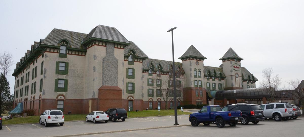 Chateau Hotel In Bloomington Closes Temporarily During Covid 19 Pandemic Local Business Pantagraph Com