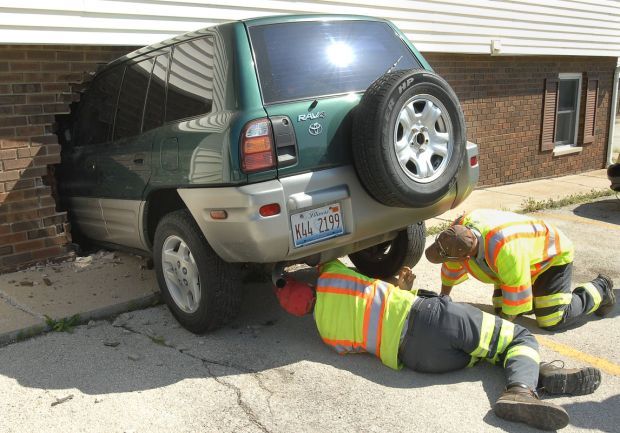 SUV crashes into B-N apartment building