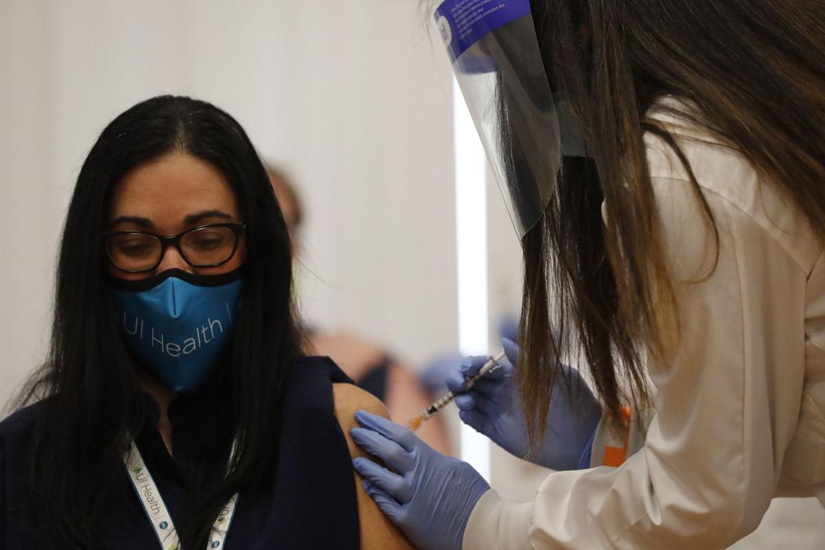 Watch Now 1st Covid Vaccines Given In Illinois Mclean County Reports 4 Deaths Local News Pantagraph Com