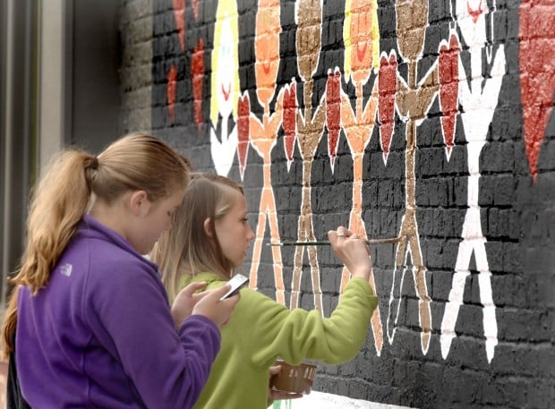Illinois Girl Scouts Help Mark 100th Anniversary By Painting Mural Downtown Local News Pantagraph Com