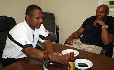 Paris Tn Joe Horn Latest Former Nfl Star To Sign With Allegro Of Paris Tn Local News Parispi Net