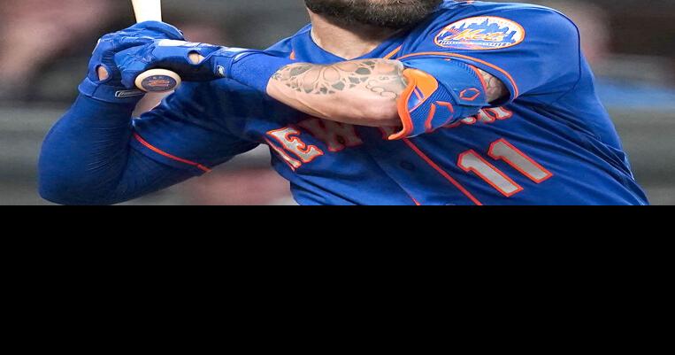 Mets' Kevin Pillar walks off after fastball to the face