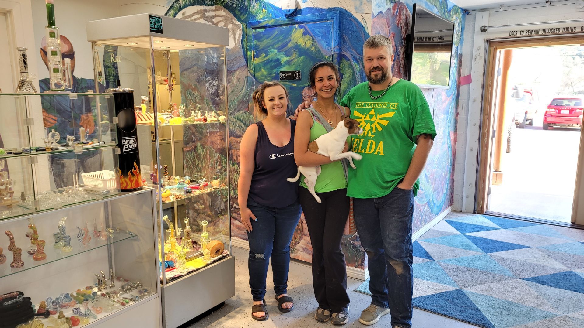 Glass blower opens Smoke on the Rim shop - Vimarsana News