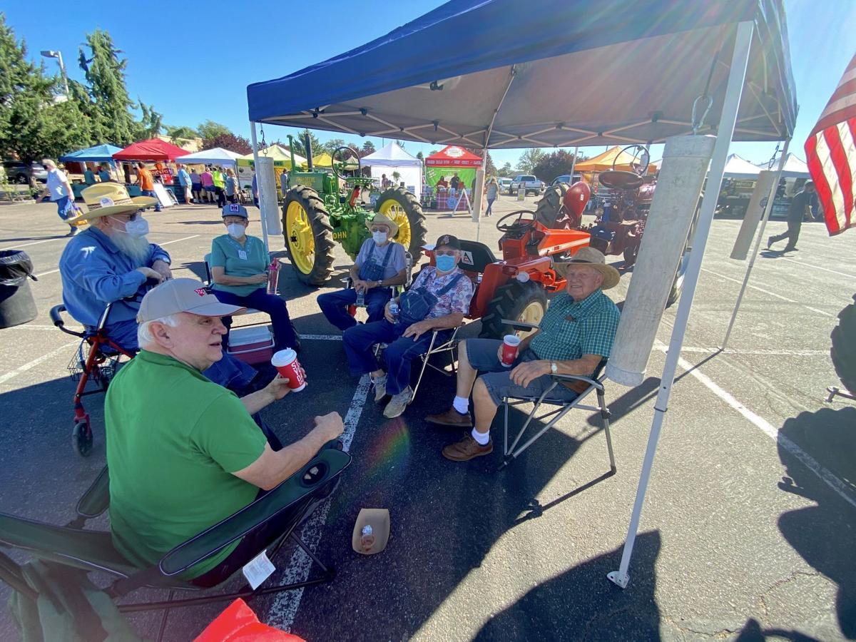 Members Of The Rim Country Tractor Club At Payson Farmers Market Paysonroundup Com