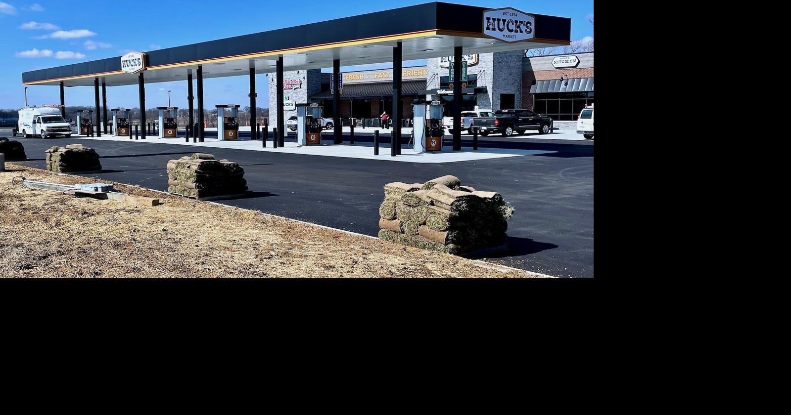 Huck's Market opens at 41 cloverleaf March 12