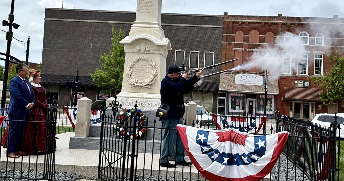 Memorial Day Service Honors Veterans: Political Symbolism