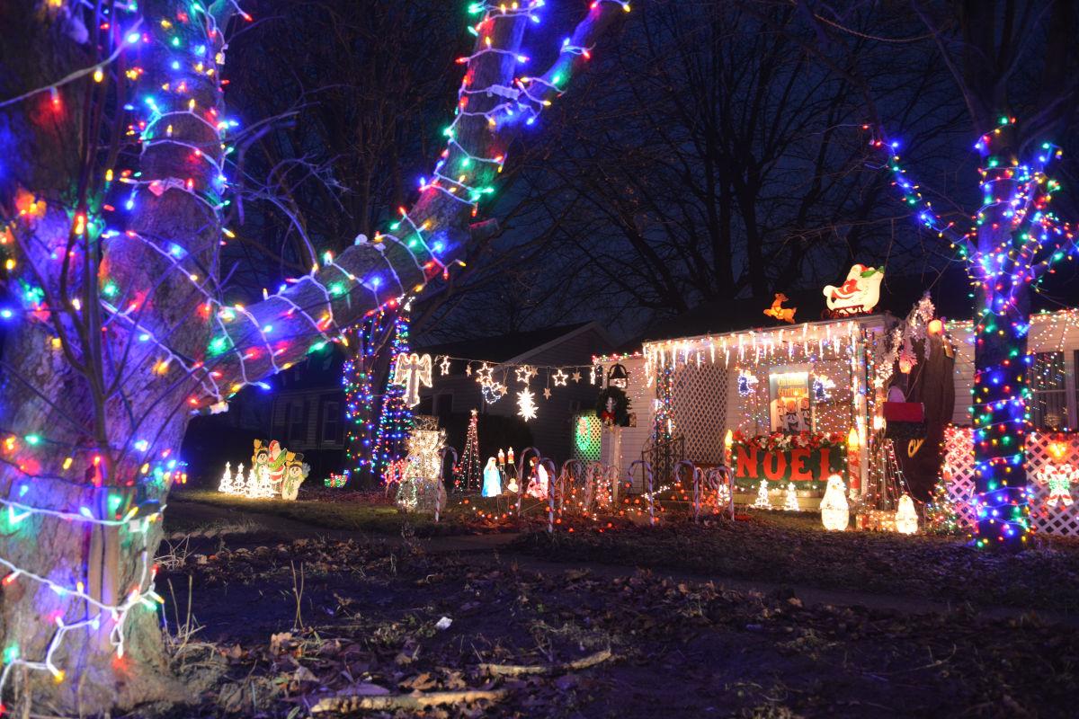 PHOTO GALLERY Christmas displays of Logansport Features