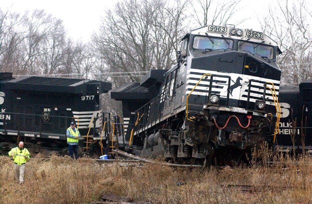 Train Derails Norfolk Southern Train Derails After Striking Semi Truck Local News Pharostribune Com