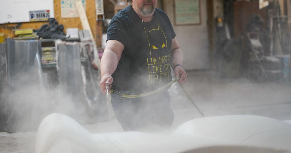 Der örtliche Batmobilbauer wird nach einer Razzia in einem Geschäft vor einem kalifornischen Gericht angeklagt – pharostribune.com Der örtliche Batmobilbauer wird nach einer Razzia in einem Geschäft vor einem kalifornischen Gericht angeklagt – pharostribune.com