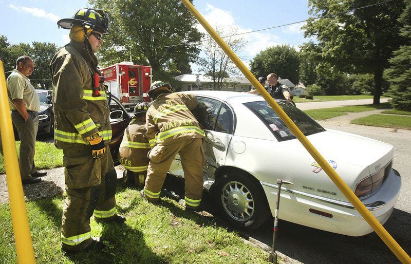 FedEx truck, passenger car crash | Local News | pharostribune.com