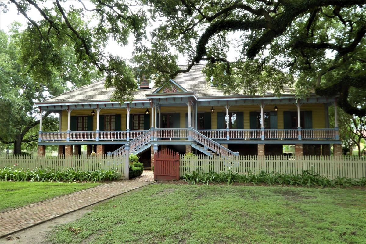 Visiting the Plantations of Louisiana's River Road Features