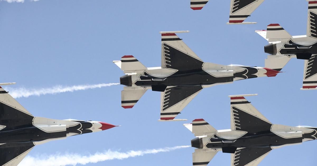 Thunderbirds arrive for air show at Grissom