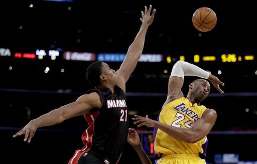 Heat hold off Kobe, Lakers 78-75 without Wade